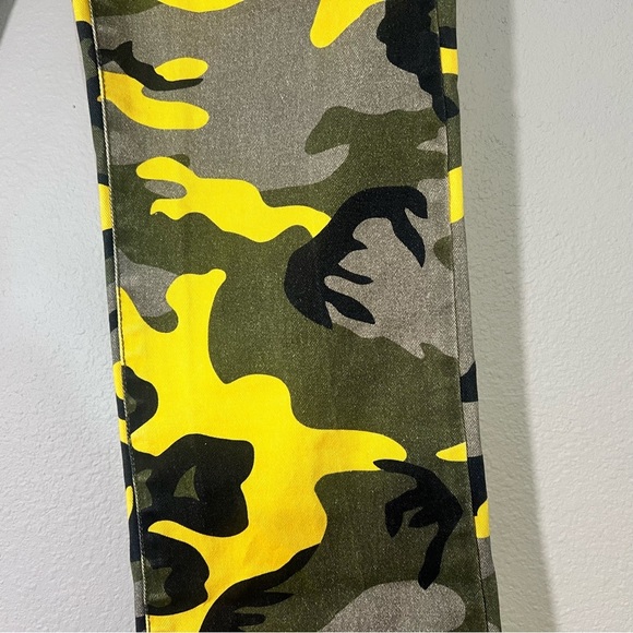 Pam & Gela Camo Exposed Button Cropped Kick Flare Pant Size 27 - Picture 6 of 10